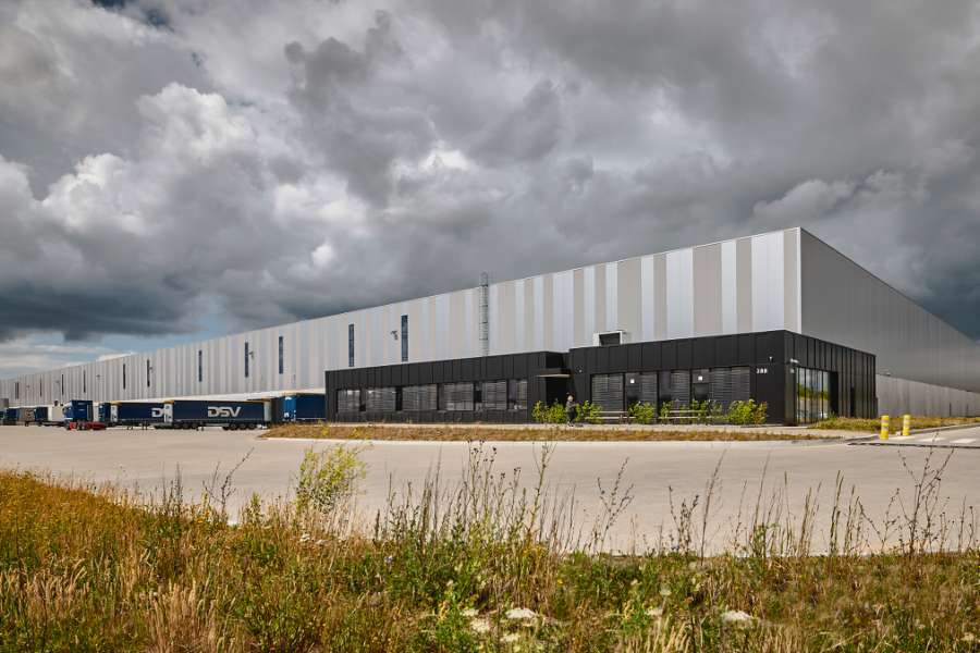 Das Logistikgebäude in Hedehusene ist mit schwarzen Aluminium-Fassadenkassetten von DS Stålprofil verkleidet